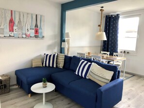 Fernseher, Kamin, Bücher, Stereoanlage