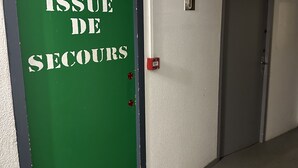 Una puerta verde con el texto 