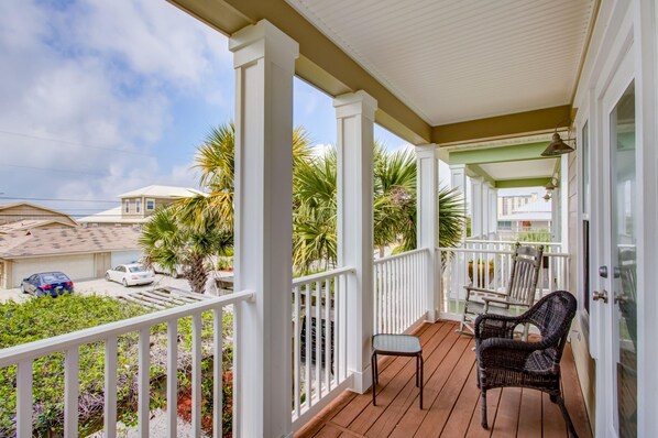 Maison, 3 chambres | Balcon