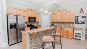 House, 3 Bedrooms | Private kitchen | Fridge, microwave, stovetop, dishwasher
