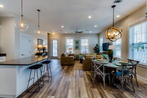 Maison, 4 chambres | Cuisine privée | Réfrigérateur, four à micro-ondes, surface de cuisson, cafetière-théière