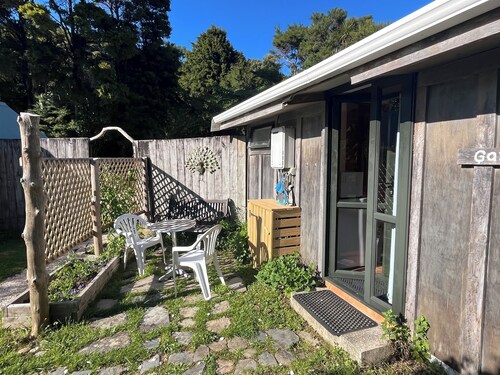 The Garden Flat: a country apartment close to the beach and daywalks.