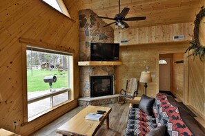 TV, fireplace, DVD player - Chippewa Flowage Luxury Cabin #9 (Hayward)