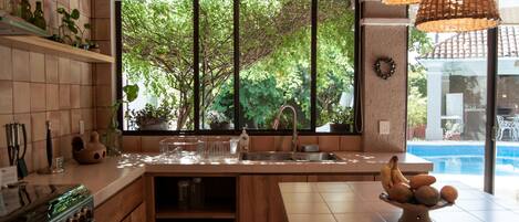 Kylskåp, mikrovågsugn, ugn och spishäll