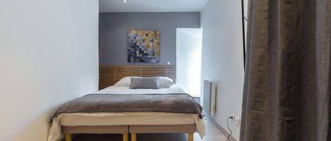 1 bedroom, iron/ironing board, internet, bed sheets