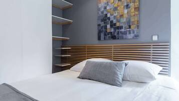2 bedrooms, desk, iron/ironing board, WiFi