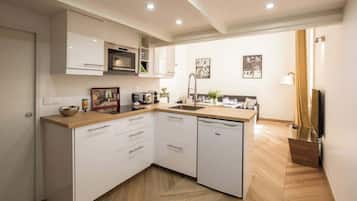 Réfrigérateur, micro-ondes, plaque de cuisson, lave-vaisselle