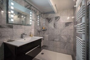 Een douche, een haardroger, handdoeken