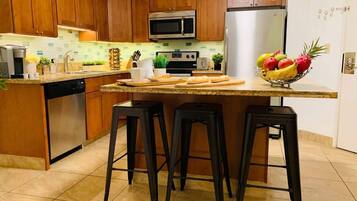 KĂŒhlschrank, Mikrowelle, Ofen, Herdplatte