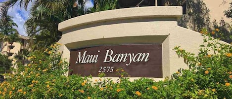 Une enseigne portant le nom « Maui Banyan » et le numéro « 2575 », indiquant un immeuble ou un lieu.