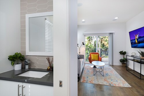 ★ HOLLYWOOD 2B/2.5B CONDO, BEST LOCATION, NEW BLDG ★ HOT TUB & PRIVATE GARAGE