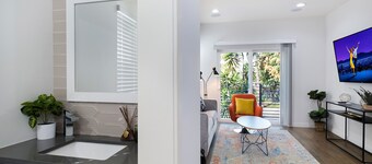 ★ HOLLYWOOD 2B/2.5B CONDO, BEST LOCATION, NEW BLDG ★ HOT TUB & PRIVATE GARAGE