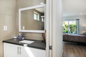 Haartrockner, Handtücher, Seife, Shampoo