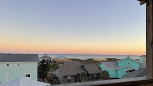 Ein Küstenwohngebiet mit Häusern und Blick auf den Ozean bei Sonnenuntergang.