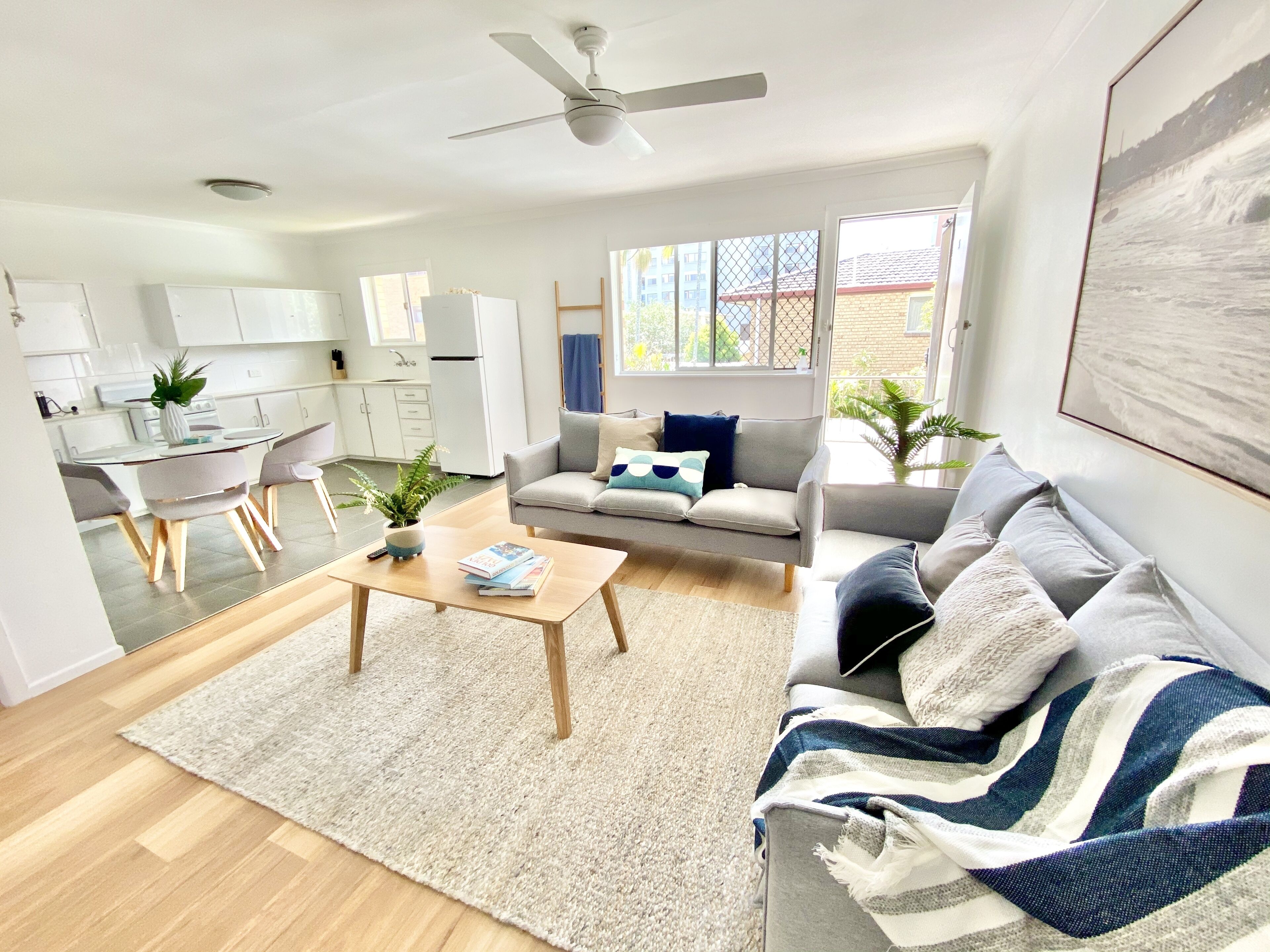 KIRRA FAMILY BEACH PAD – 3 Bed – Walk to Everything
