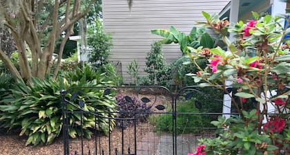 Just Renovated!! Landscaped Cottage / Townhome 2BR / 2BA, ONE MILE from beach