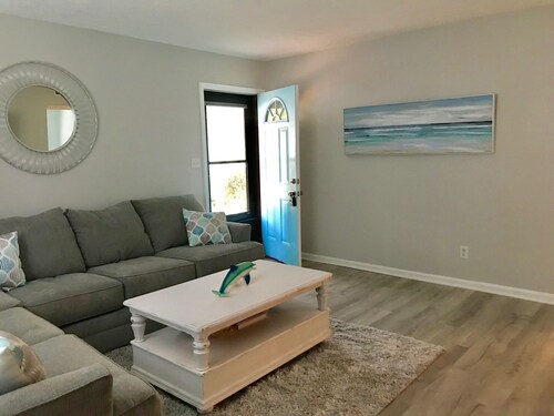 Just Renovated!! Landscaped Cottage / Townhome 2BR / 2BA, ONE MILE from beach
