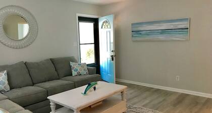 Just Renovated!! Landscaped Cottage / Townhome 2BR / 2BA, ONE MILE from beach