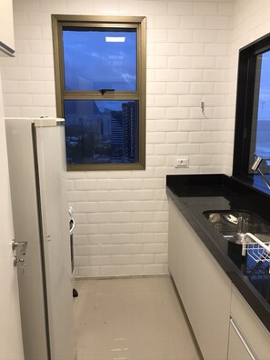 Kylskåp, ugn, spishäll och kaffe- och tebryggare