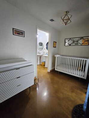 Kombinert dusj/badekar, hårføner, håndklær og såpe