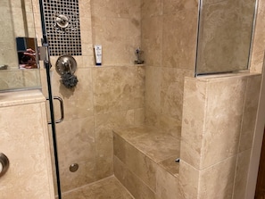 Kombination af bruser/badekar, hårtørrer, bidet, håndklæder