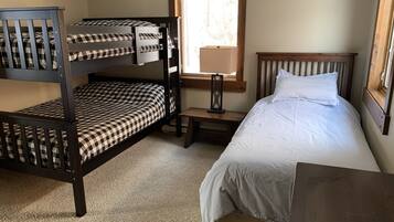 5 dormitoris, planxa i posts de planxar, wifi i roba de llit