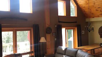 TV connectée, cheminée, jeux vidéo, baby-foot