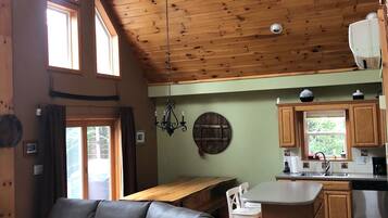 TV connectée, cheminée, jeux vidéo, baby-foot