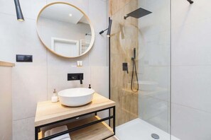 Shower, hair dryer, shampoo - Spacious Apartment for 7 Persons | Parking | Close to the Station (Kraków)