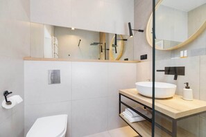 Shower, hair dryer, shampoo