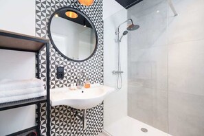 Chuveiro, secador de cabelo, toalhas de banho, shampoo