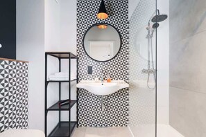 Shower, hair dryer, towels, shampoo - Modern Apartment with Balcony | Close to Wawel Castle (Kraków)