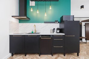 Kjøleskap, mikrobølgeovn, kokeplater og oppvaskmaskin