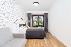 1 habitación, tabla de planchar con plancha, cuna de viaje y wifi 