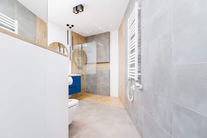 Dusche, Haartrockner, Handtücher, Shampoo