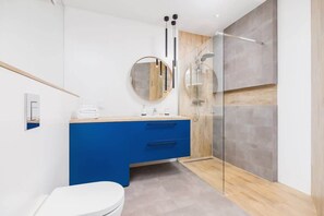 Shower, hair dryer, towels, shampoo