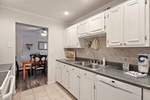 Fridge, microwave, oven, stovetop - 871 Ketch Court II 1BR 1BA 1ST Floor Walk-In Shower Patio Pool Gas Grill (Hilton Head Island)