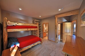 4 bedrooms, iron/ironing board, WiFi - Luxurious Ski Out - 4 bedroom (2 master suites), 4 bath - National Forest Close (Granby)