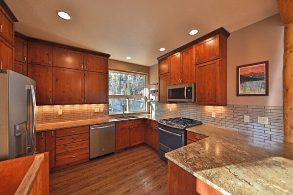 Dishwasher, coffee/tea maker, blender, paper towels