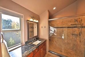 Hair dryer, soap, shampoo, toilet paper - Luxurious Ski Out - 4 bedroom (2 master suites), 4 bath - National Forest Close (Granby)
