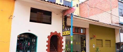 Vista frontal de la propiedad