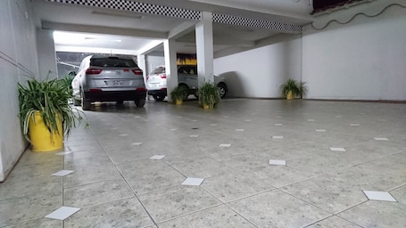 Parking. Hospedaje Don Juan