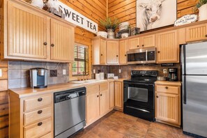 Fridge, microwave, oven, stovetop - Cozy Cedar Log Cabin with Screened Porch in Branson Theatre District (Branson)