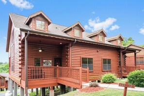 Exterior - Cozy Cedar Log Cabin with Screened Porch in Branson Theatre District (Branson)