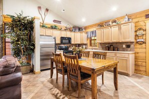 Dining - Lovely Log Cabin with Whirlpool Tub in Branson Theatre District (Branson)