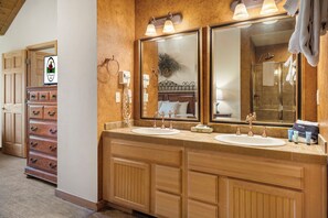 Combined shower/tub, jetted tub, hair dryer, towels