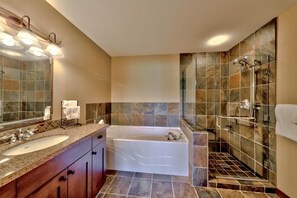 Combined shower/bathtub, hair dryer, towels - Dog-friendly, 3 bedroom ski-in/ski-out end unit (Sun Peaks)