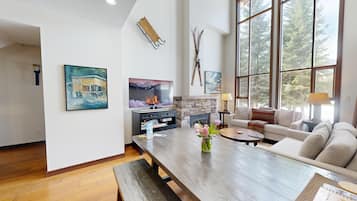 Televisión, chimenea, videojuegos