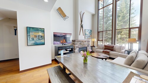 Dog-friendly, 3 bedroom ski-in/ski-out end unit