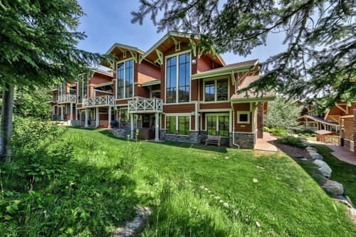 Dog-friendly, 3 bedroom ski-in/ski-out end unit